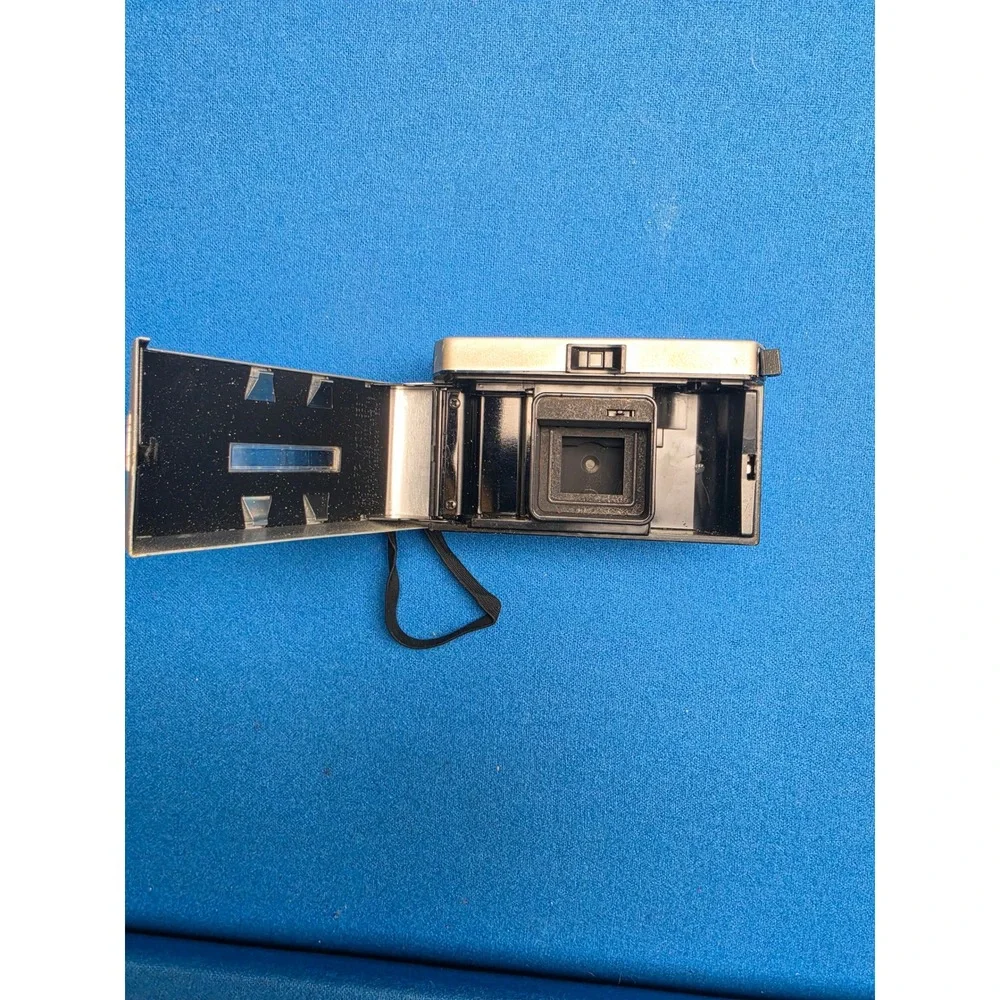 Kodak Instamatic 124 Camera Outfit Unisex OS Silver Good Vintage Flashcube Box